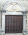 foto Mei Fabrizio www.oliomei.com .. Portone sul sagrato della chiesa...