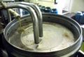 L'olio entra nel separatore centrifugo per la raffinazione finale L'olio entra nel separatore centrifugo per la raffinazione finale