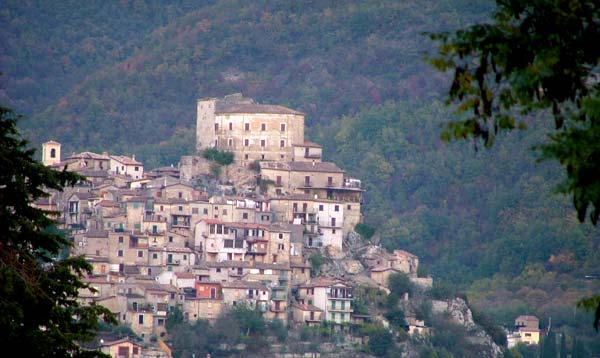 Castel di Tora visto da Colle di Tora - foto G. Pace tutti i diritti riservati