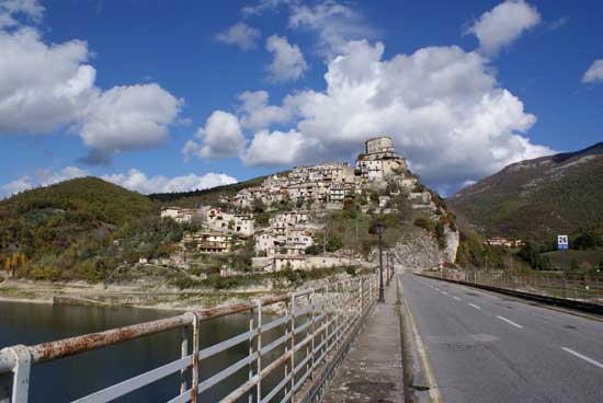 Castel di Tora visto dal ponte sottostante - foto Giorgio Pace