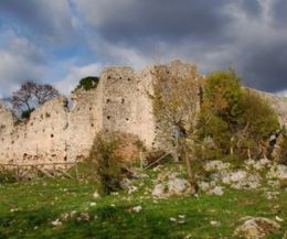 Locandina: Alla scoperta del borgo-castello perduto di Castiglione