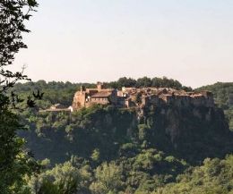 Locandina: Calcata – Opera Bosco Museo di Arte nella Natura