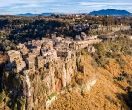 Locandina: Cascate, forre e necropoli