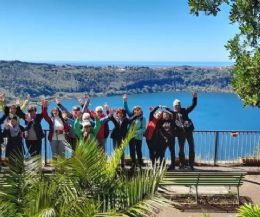 Locandina: Trekking e yoga sull’incantato lago di Nemi