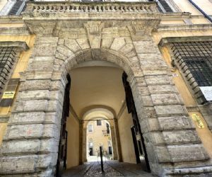 Locandina: I palazzi Vecchiarelli e Vincentini